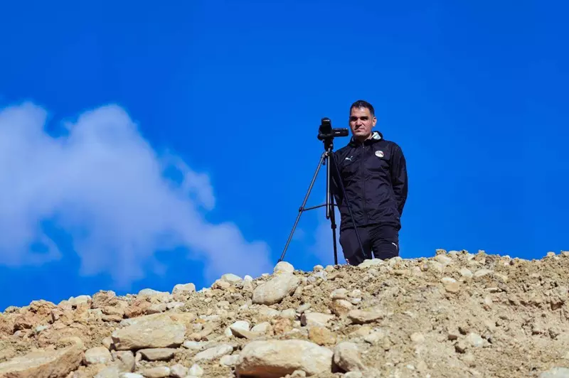 محمود سليم يقوم بمهام عمله من أعلى ملعب التدريب